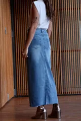 Falda larga de denim con diseño clásico, corte recto y tajo frontal. Presenta bolsillos traseros y ruedo deshilachado.