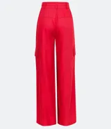Pantalón acampanado de viscosa color rojo, con trabillas en la cintura, lazo y bolsillos cargo laterales.