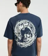 Remera boxy de algodón color azul marino con cuello redondo y mangas cortas. Presenta estampa oriental y lettering "Dowfall" en el frente.