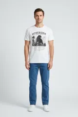 Remera blanca de manga corta con cuello redondo y estampado frontal de una pantera con inscripciones.