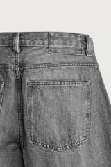 Jeans balloon fit de corte relajado y tiro medio, confeccionados en denim de algodón con efecto lavado y diseño clásico de cinco bolsillos.