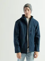 Campera azul marino de neopreno con capucha, cierre frontal con cremallera y bolsillos laterales con cremallera.