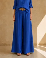 Pantalón azul francia de lino, de corte ancho y tiro alto, con cintura elástica y diseño fluido.