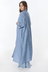 Kimono largo de lino color bordó, con flecos decorativos en los bordes frontales y mangas 3/4.