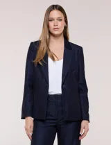 Blazer de sastre azul marino, entallado con solapa de muesca clásica, cierre de un botón frontal y bolsillos de vivo.