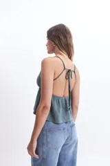 Musculosa de tiras finas color crema, con escote en V y vuelo en la base.