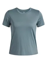 Remera deportiva Under Armour de manga corta, confeccionada en tejido técnico ligero y transpirable con textura acanalada sutil. Presenta cuello redondo y corte clásico, diseñada para optimizar la absorción del sudor y el secado rápido.