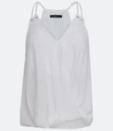 Blusa blanca de poliéster con escote en pico, tirantes finos ajustables y corte cruzado.