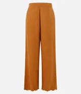 Pantalón pantacourt de Marfinno, color tostado, de corte amplio y cintura ancha. Con detalles de bordado calado tipo broderie y terminación ondulada en el bajo.