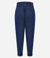 Pantalón baggy de jean azul oscuro, de tiro alto con cintura elástica fruncida y lazo para ajuste. Presenta bolsillos laterales y dobladillos con vuelta en los tobillos.