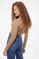 Top blanco de manga larga con textura.