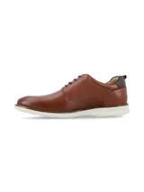 Zapato estilo derby de cuero marrón con cordones oscuros y suela blanca estilo deportivo.