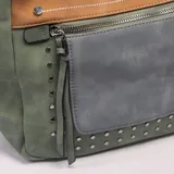 Bandolera tricolor de cuero sintético en tonos verde militar, marrón tostado y gris, con bolsillo frontal con cierre, detalles de tachas metálicas y correa ajustable.