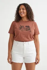 Short negro de tiro alto con diseño clásico, bolsillos y terminación desmechada en el ruedo.