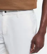 Bermuda de baño masculina color marrón confeccionada en microfibra, con trabillas en la cintura, cierre por botón y bolsillos laterales. De tacto suave, la pieza es ideal para promover un look ligero y súper transpirable.