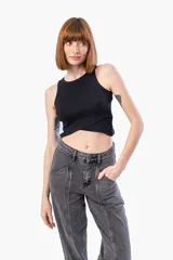 Musculosa negra de algodón con cuello redondo y corte cropped.