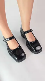 Guillerminas de cuero legítimo color azul, con puntera cuadrada, taco bajo de madera y tira con hebilla ajustable en el empeine.
