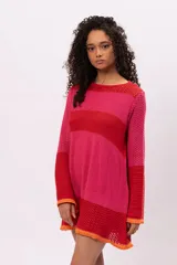 Vestido tejido con diferentes puntos, mangas oxford, con forro interior desmontable.