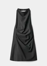 Vestido corto negro con cuello halter, espalda abierta y diseño entallado.