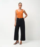 Musculosa básica de poliamida color naranja, con escote en U y breteles anchos. Diseño ajustado al cuerpo, ligero y fresco.