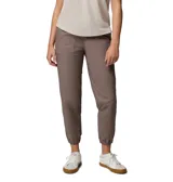 Pantalón tipo jogger de color marrón, con cintura elástica, bolsillos laterales frontales y puños elásticos en los tobillos.