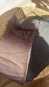 Vestido largo de fiesta, con breteles finos y escote drapeado. Confeccionado en microtul elastizado con forro opaco. Diseño degradé en tonos marrones y negros.