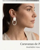 Caravanas colgantes de plata 925, compuestas por un disco superior texturizado y tres aros inferiores entrelazados de acabado liso.