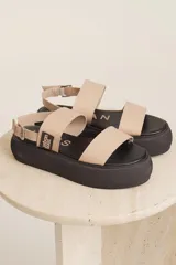 Sandalias negras de cuero sintético con plataforma y doble tira ancha.