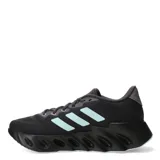 Championes de running Adidas modelo Switch Run, color negro con las icónicas tres tiras en color celeste claro. Presentan una entresuela de EVA con diseño de rebajes y suela Adiwear para mayor tracción y estabilidad.