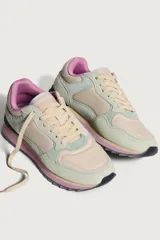 Zapatillas deportivas Hoff modelo Salzburg, con suela transparente, detalles en color verde agua, beige y rosa.
