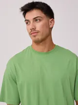 Remera verde agua lisa de corte holgado y mangas cortas.