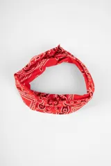 Vincha de pelo elástica con estampado tipo bandana en color rojo y detalles en negro y blanco.