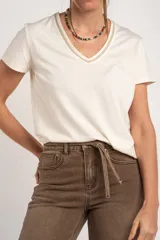 Remera de algodón peinado color marfil, de manga corta y corte al cuerpo, con escote en V ribeteado con hilo dorado.
