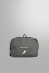 Mochila deportiva multiuso de 25 litros, confeccionada en tejido técnico. Cuenta con compartimento principal con cierre enrollable, bolsillos planos frontales y laterales, parte posterior acolchada, asa de mano y correas de hombro ajustables con hebilla de liberación rápida.