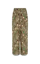 Pantalón estampado Le Lis Blanc, de corte ancho y relajado, confeccionado en tono verde militar con diseño gráfico de inspiración veraniega y tropical, con cierre frontal y bolsillos laterales.