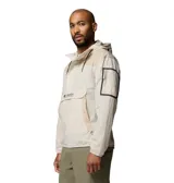 Campera Columbia modelo Challenger Windbreak Omni-Shield de color beige claro con detalles en tostado. Cuenta con capucha ajustable, media cremallera frontal, gran bolsillo canguro central con solapa y cierre de velcro, y puños elásticos.