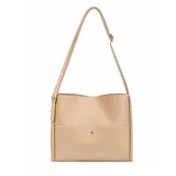 Cartera tipo morral y bandolera de color beige, con correa ajustable y un bolsillo frontal con botón a presión dorado.