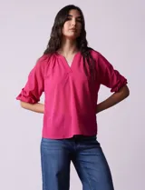Blusa de gasa estampada marca Sioni, con cuello a la base y escote en V. Manga 3/4 con terminación fruncida.