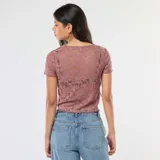 Camiseta de encaje color marrón con cuello redondo y mangas cortas.