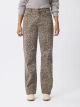 Jean de corte recto con estampado animal print en tonos beige y marrón. Cuenta con cierre frontal, bolsillos laterales y traseros.