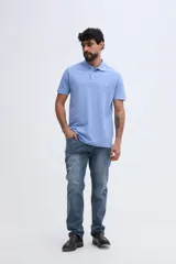 Remera polo verde militar de algodón pima, con cuello y puños acanalados, cierre frontal de tres botones y pequeño bordado de ave en el pecho.