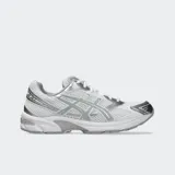 Championes Asics modelo Gel-1130, color blanco con detalles plateados y grises. Diseño inspirando en el running con capellada de malla transpirable y superposiciones sintéticas.
