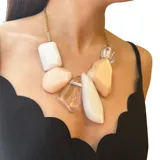 Collar de resina multicolor con formas geométricas irregulares y cadena dorada.