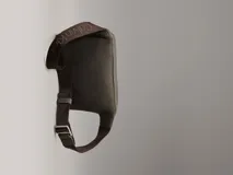 Riñonera de poliuretano color gris topo, con textura granulada y logo 'CK' grabado en el frente. Posee una correa ajustable de tela marrón oscuro.