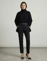 Capa tejida color fucsia, con cuello alto abotonado y mangas cortas estilo japonesa. Tejido de punto grueso.