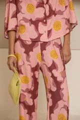 Pantalón de algodón con estampado de flores rosas y amarillas. Tiro medio alto y pierna recta.