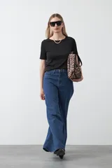 Remera de manga corta confeccionada en tejido acanalado, con cuello redondo y ajuste al cuerpo.