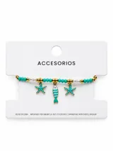 Pulsera con cuentas turquesas y perlas, con dijes colgantes de estrellas de mar y un pez esmaltados en turquesa y blanco.