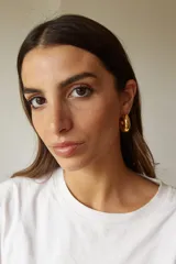 Par de aros tipo argolla gruesa, color dorado, de acero quirúrgico hipoalergénico.