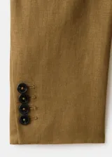 Blazer de lino color verde militar, de corte recto y diseño estructurado, con cuello en pico y solapas de muesca. Presenta mangas largas con puños abotonados, bolsillos con solapa en la parte delantera y cierre frontal de botonadura doble con abertura posterior en el bajo.